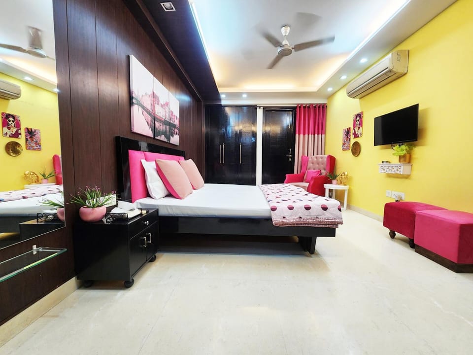 Bed, TV and multimedia, Photo of the whole room, Bedroom