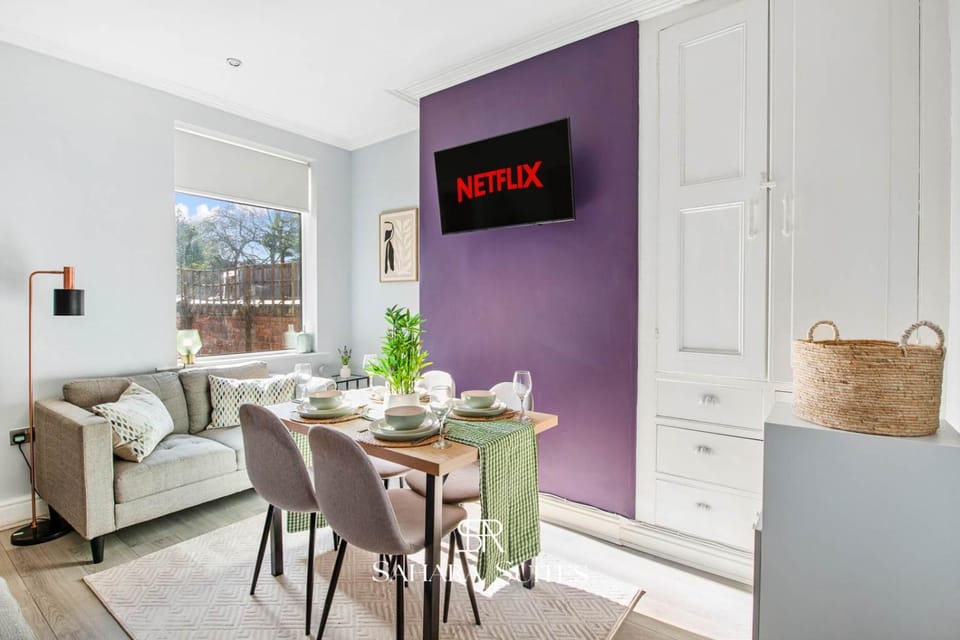 TV and multimedia, Kitchen or kitchenette, Living room, Seating area, Dining area