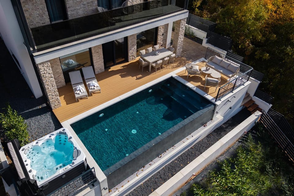 Property building, Day, Natural landscape, Hot Tub, Balcony/Terrace, Pool view, Swimming pool, sunbed