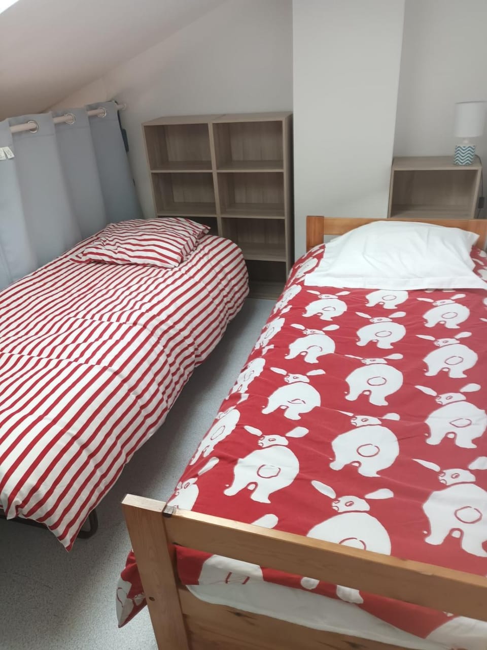 Photo of the whole room, storage