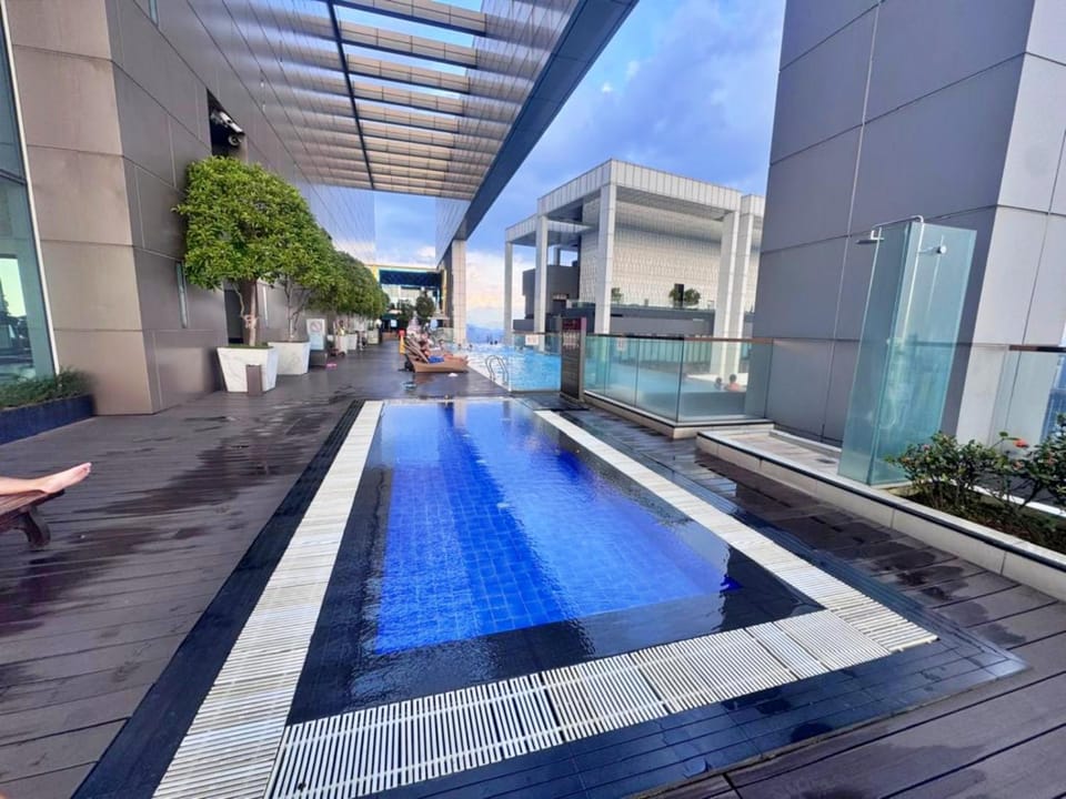 Property building, Day, Swimming pool, sunbed