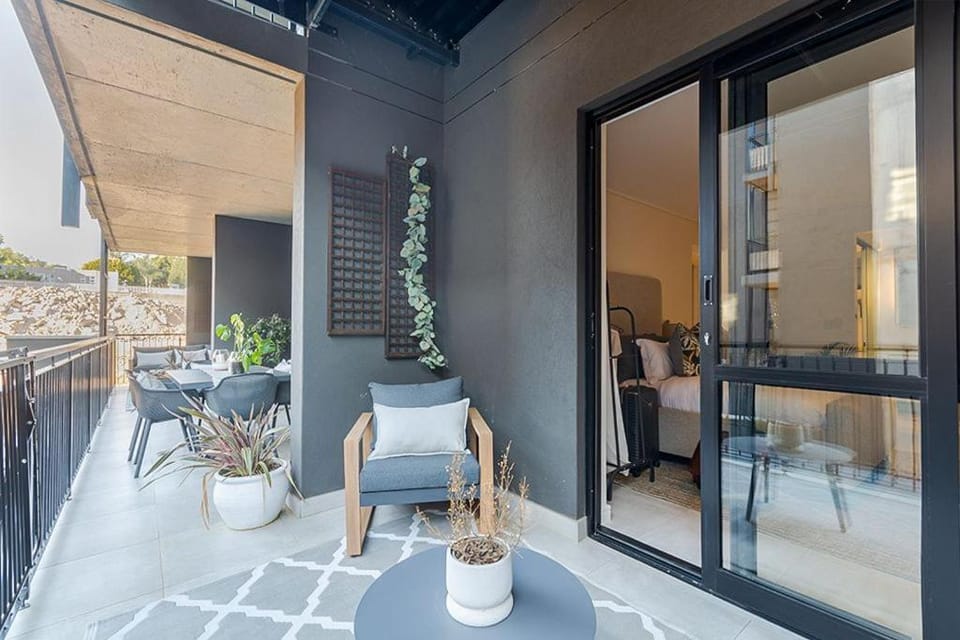Luxury 2 bed apart- Padel court- Indoor-Outdoor pool-Gym Apartment in Sandton