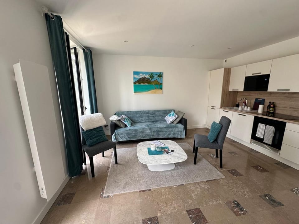 Kitchen or kitchenette, Living room