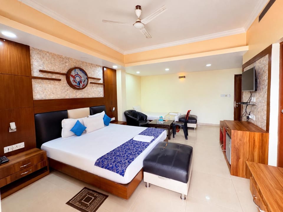 Communal lounge/ TV room, Bed, TV and multimedia, Living room, Photo of the whole room, Seating area, Evening entertainment, Bedroom, fireplace