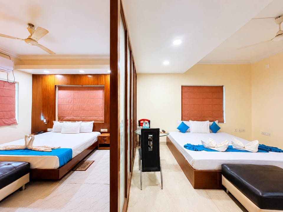 Bed, TV and multimedia, Living room, Photo of the whole room, Seating area, Bedroom, fireplace, towels, air conditioner