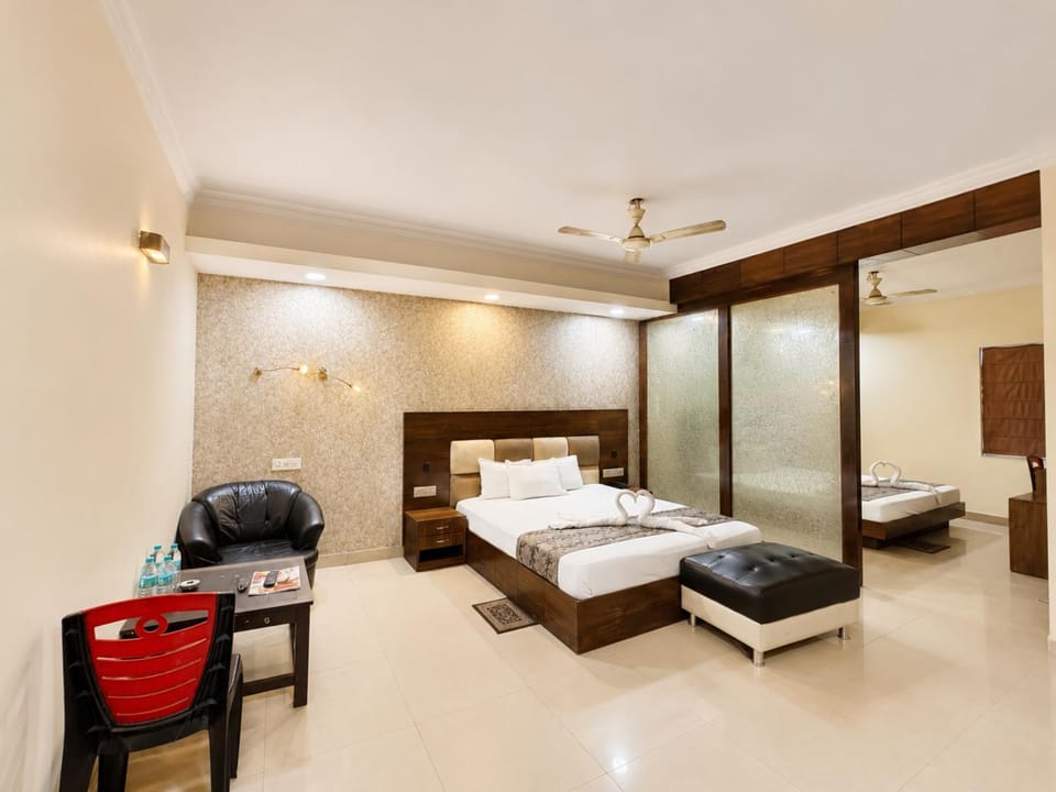 Bed, TV and multimedia, Living room, Photo of the whole room, Seating area, Bedroom, towels