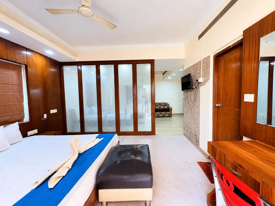 Bed, TV and multimedia, Living room, Photo of the whole room, Seating area, Bedroom, fireplace, wardrobe, air conditioner