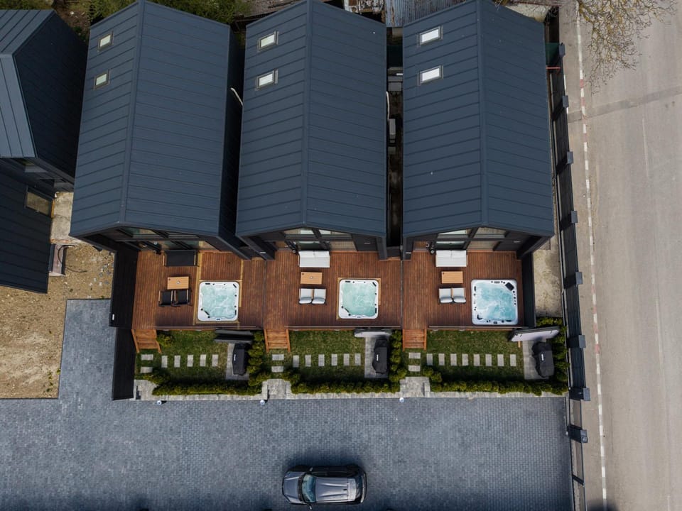 Property building, Day, Balcony/Terrace