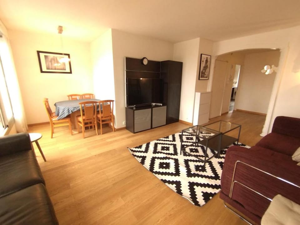 3 bedrooms, Garden View, La Défense, Parking Apartment in Puteaux