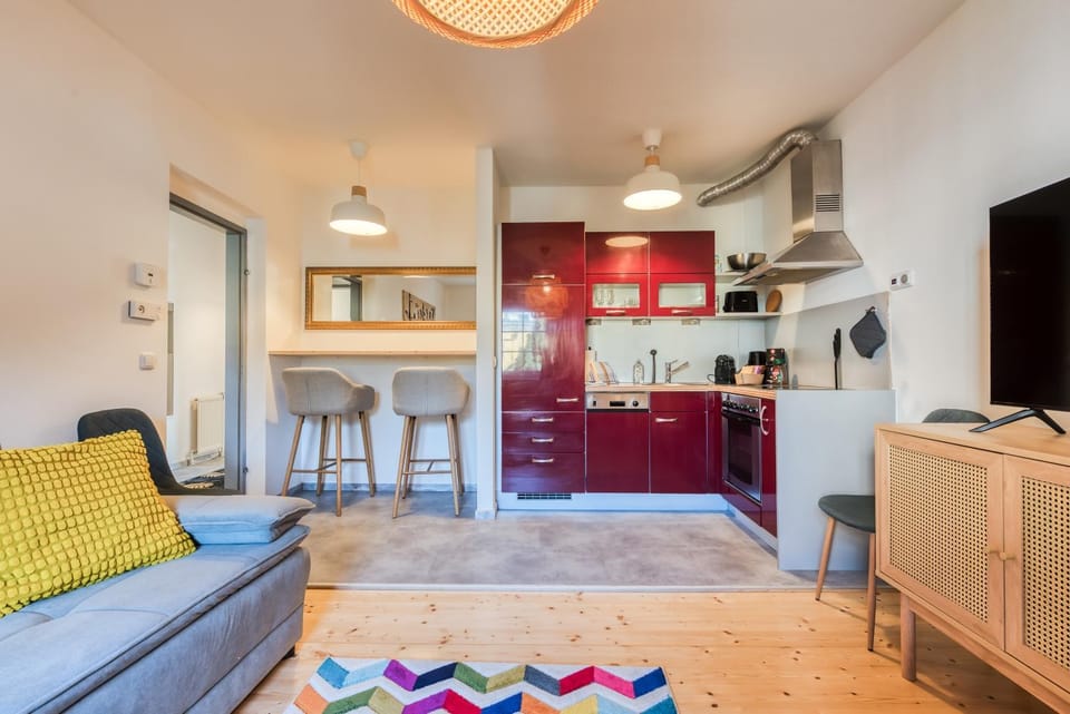 Living room, dishwasher, oven, stove