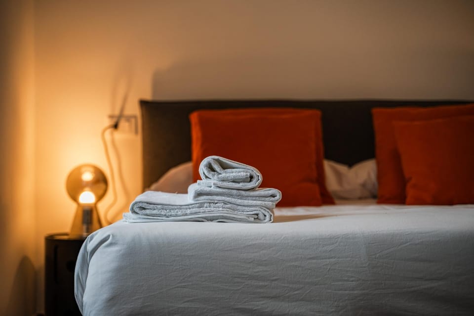 Bed, Bedroom, towels