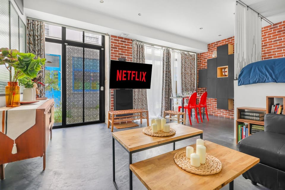 TV and multimedia, Living room, Seating area, Dining area