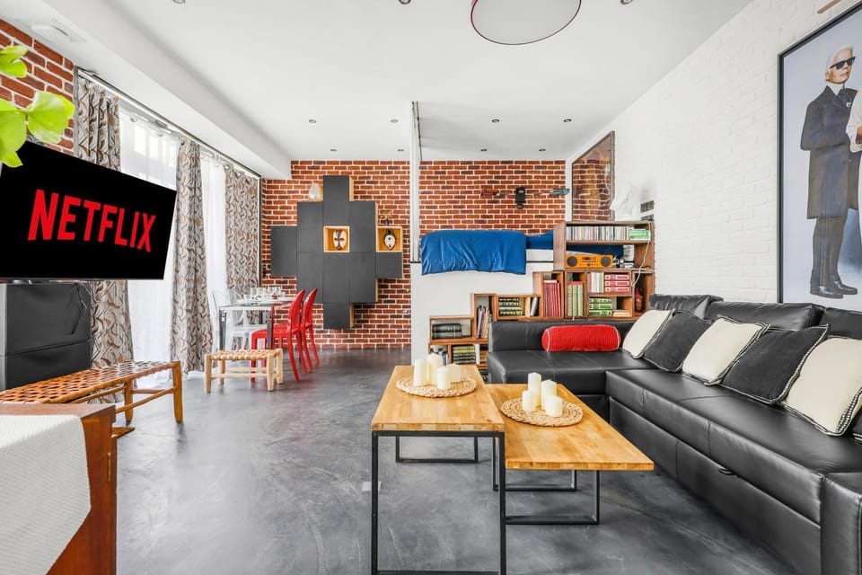 Bed, TV and multimedia, Living room, Seating area