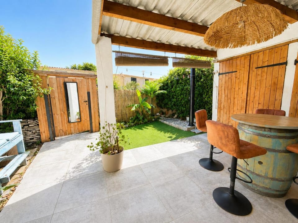 Patio, Day, Garden, Dining area, Garden view