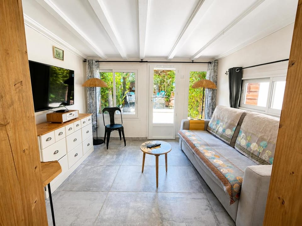 TV and multimedia, Living room, Seating area, Garden view