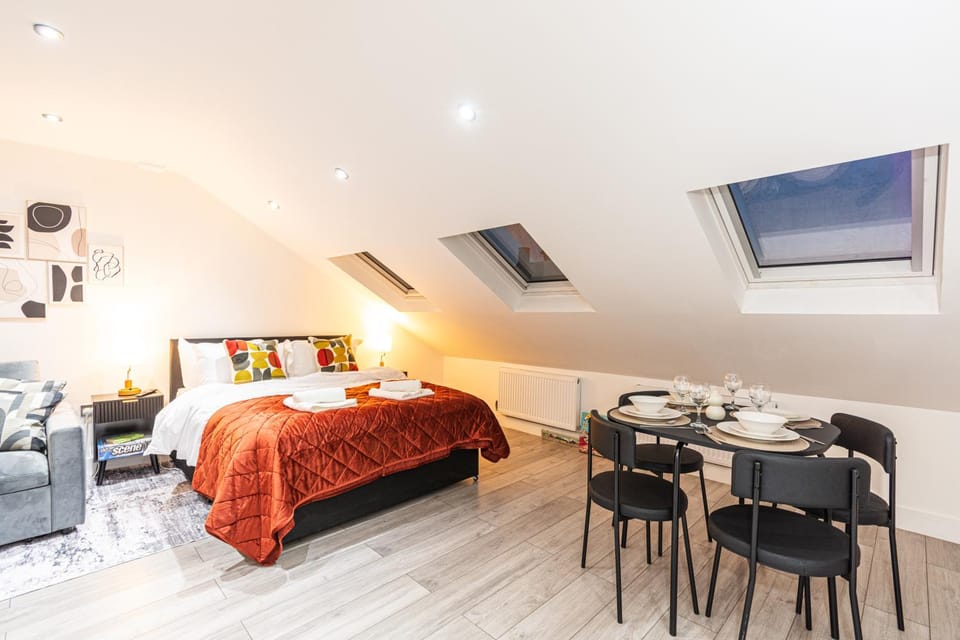 Tooting Broadway Studios, 5mins to Station Apartment in London