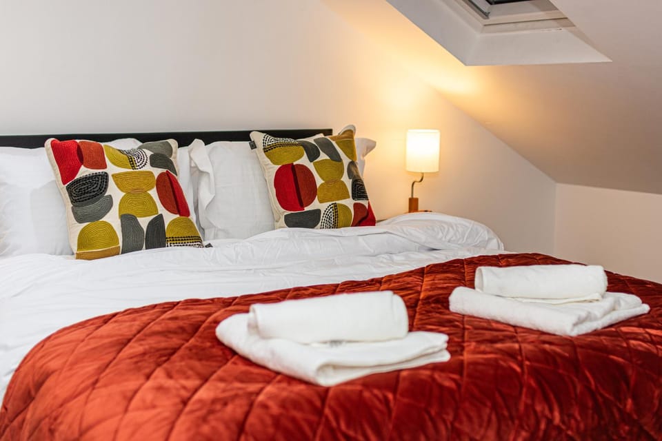 Tooting Broadway Studios, 5mins to Station Apartment in London