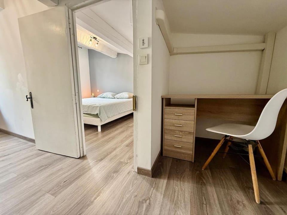 Photo of the whole room, Bedroom