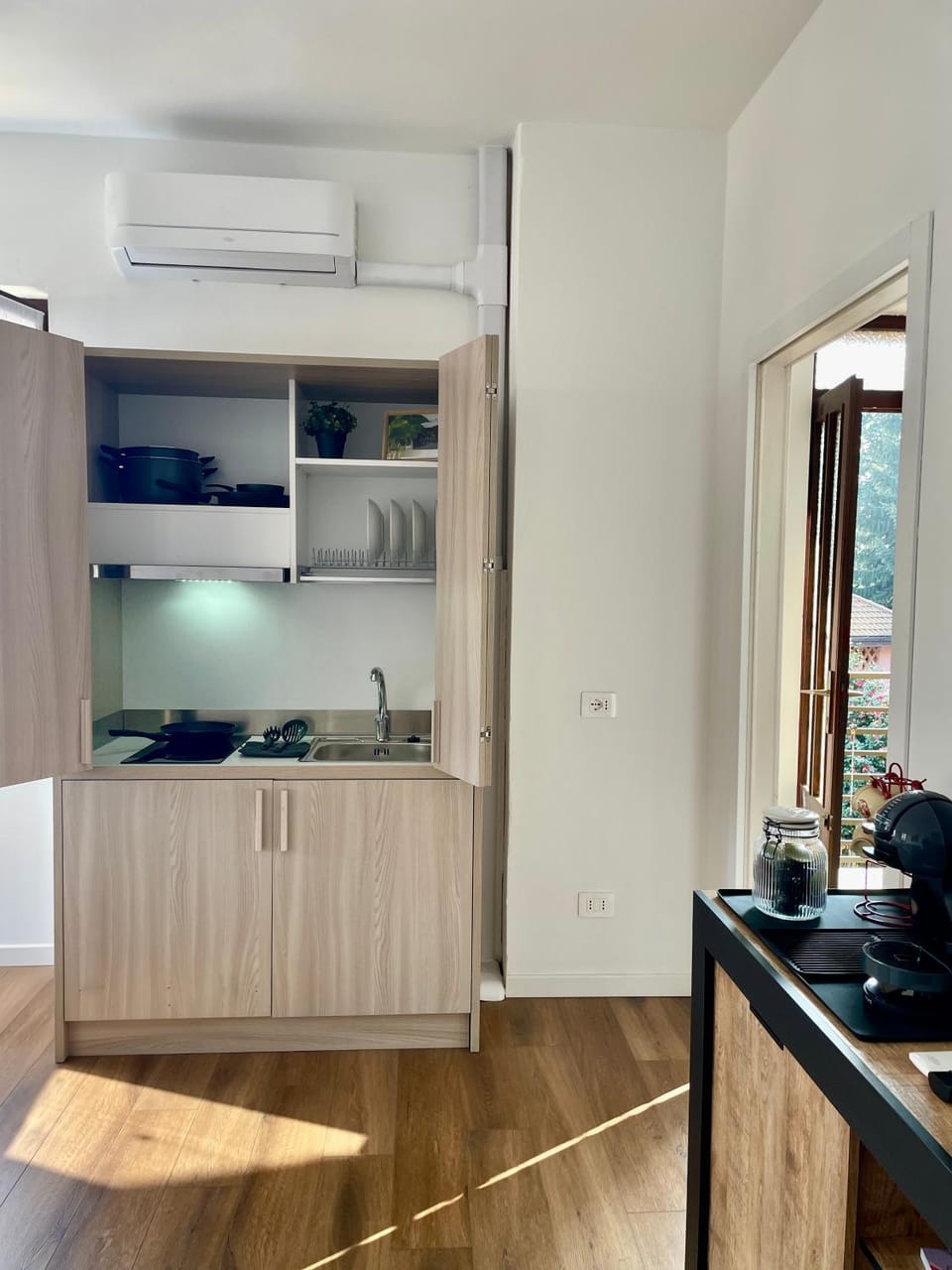 Kitchen or kitchenette, Living room, Seating area, stove, toaster, air conditioner