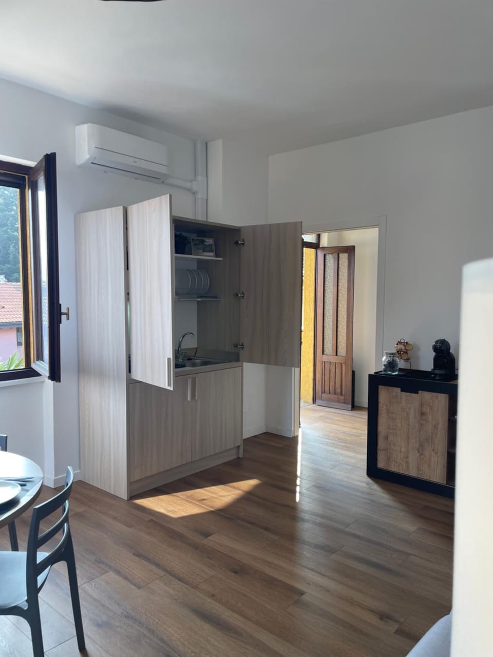 Day, Kitchen or kitchenette, Living room, Seating area, Time of day, stove