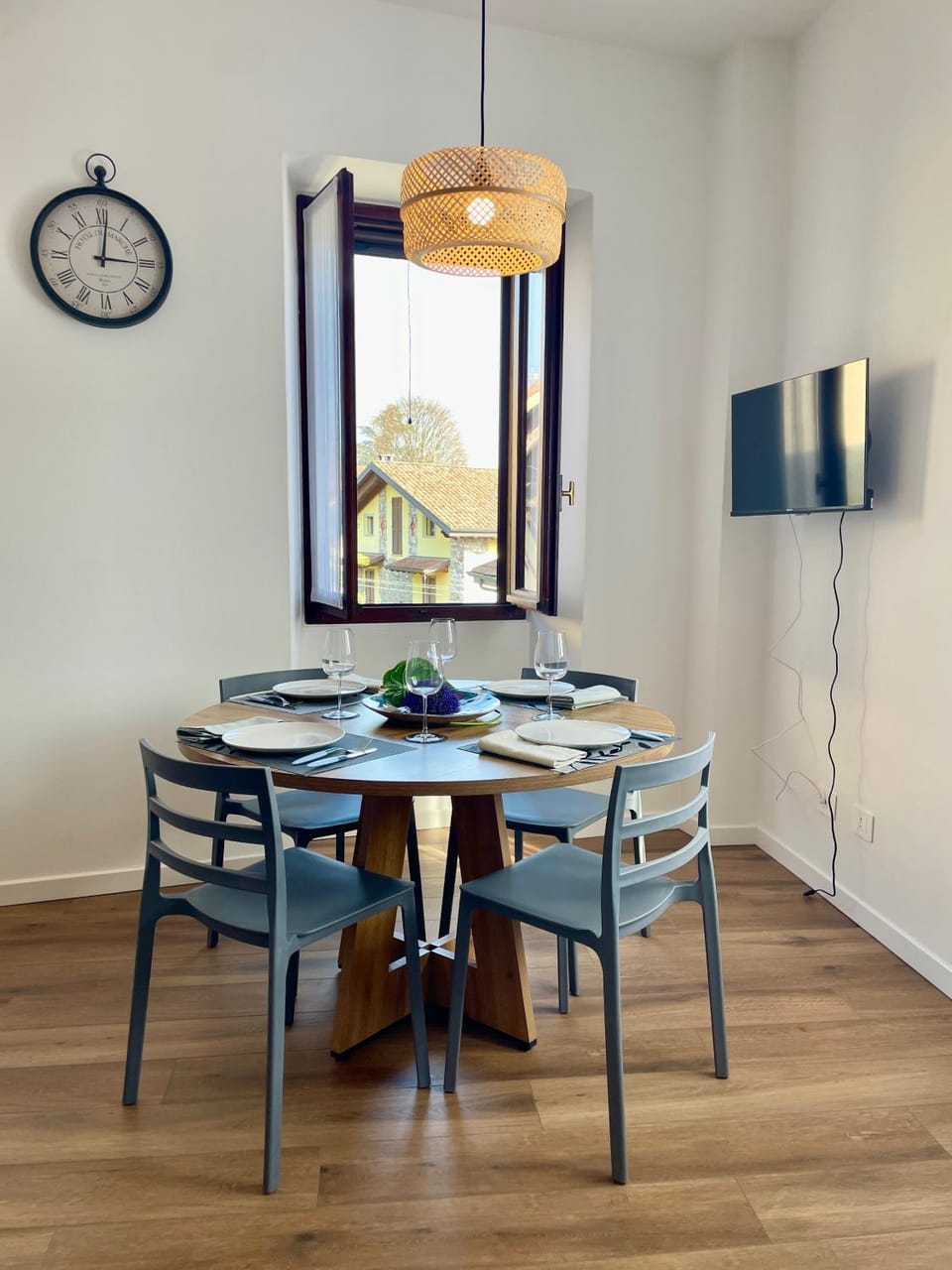 Day, TV and multimedia, Living room, Seating area, Dining area, Time of day