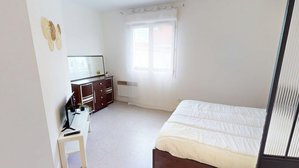 Photo of the whole room, Bedroom