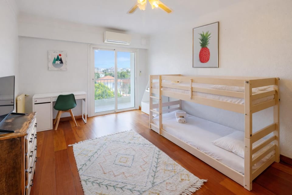 Bed, TV and multimedia, Balcony/Terrace, Photo of the whole room, Bedroom, cot, bunk bed, internet