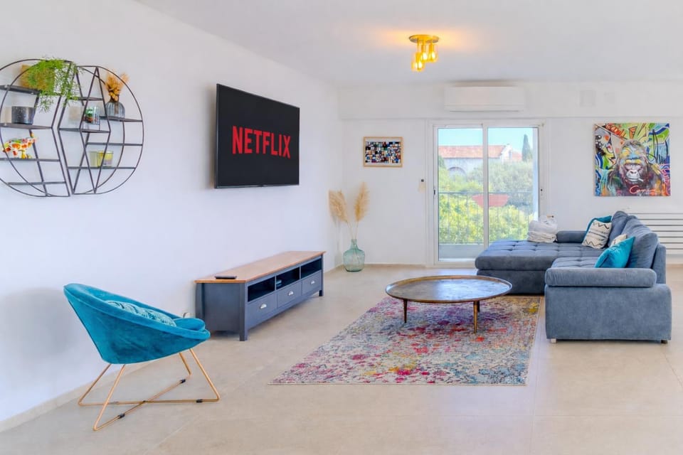 TV and multimedia, Living room, Seating area, internet