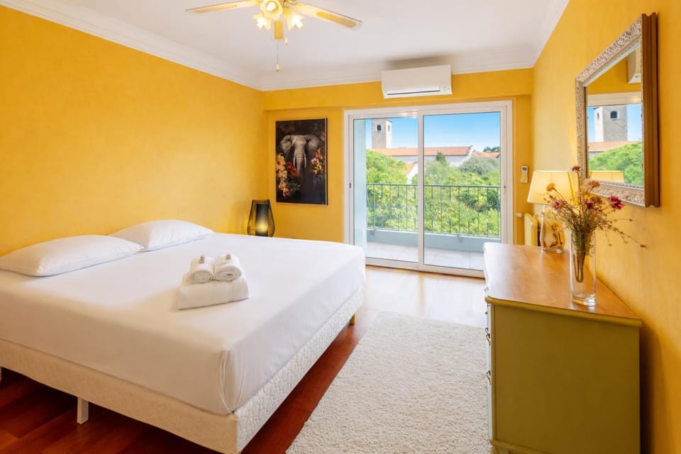 Bed, Photo of the whole room, Bedroom, towels, air conditioner