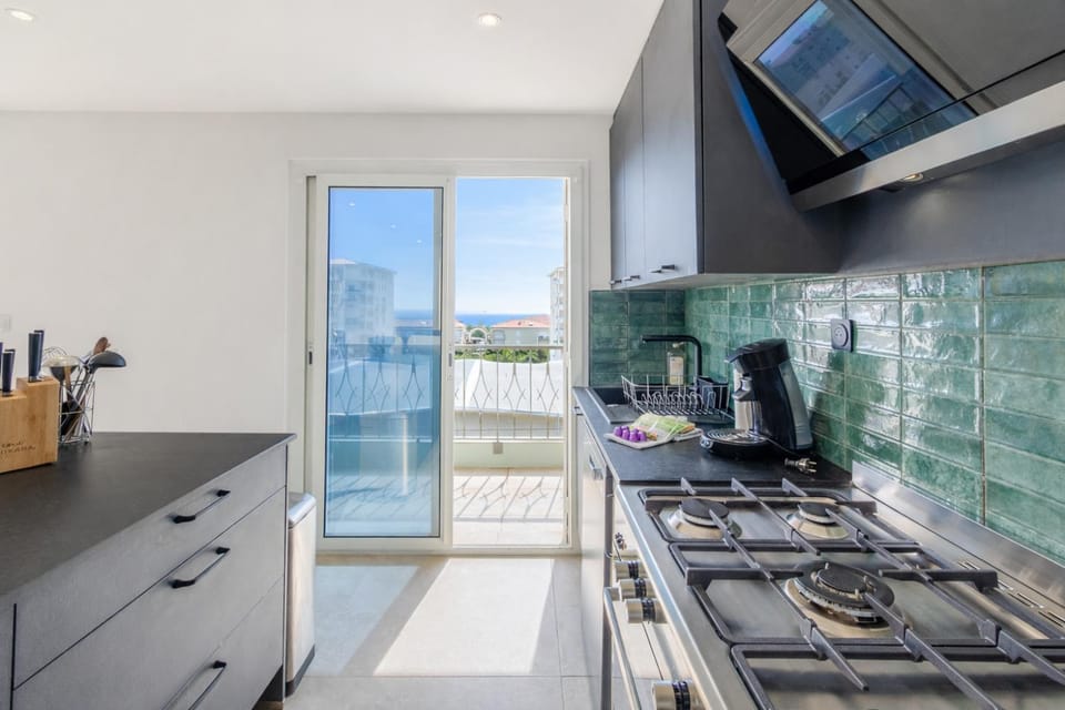 Coffee/tea facilities, Kitchen or kitchenette, dishwasher, stove