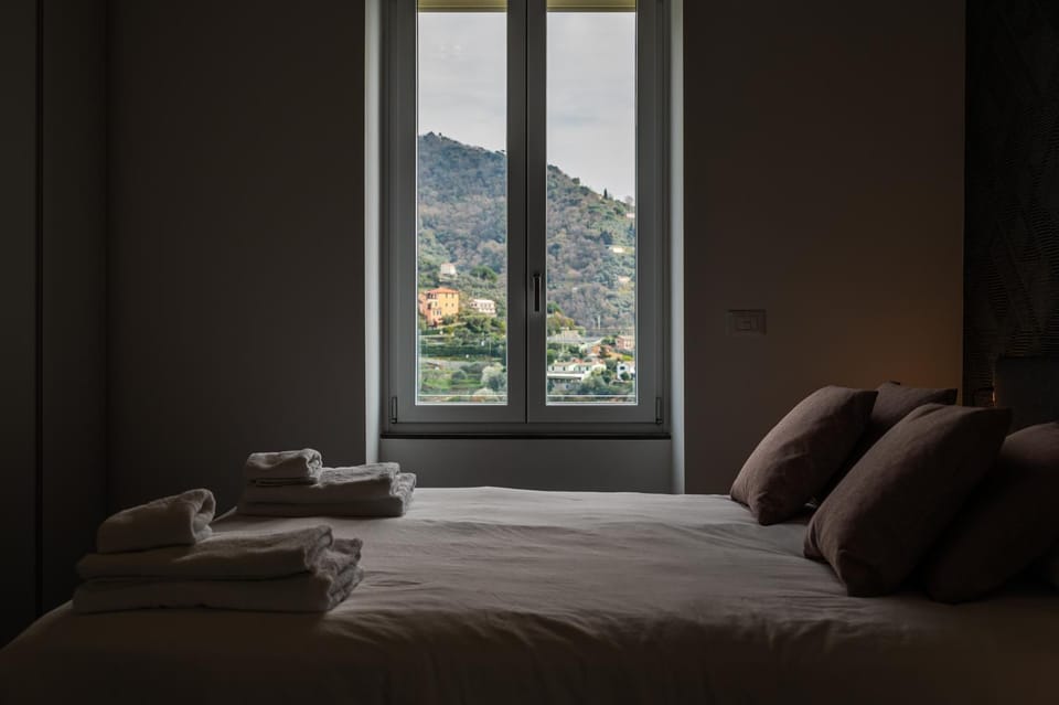 Bed, Natural landscape, Photo of the whole room, Bedroom, Mountain view, towels