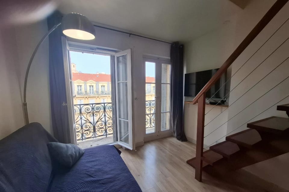 Duplex with balcony by the République tram stop Apartment in Marseille