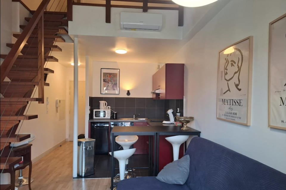 Duplex with balcony by the République tram stop Apartment in Marseille
