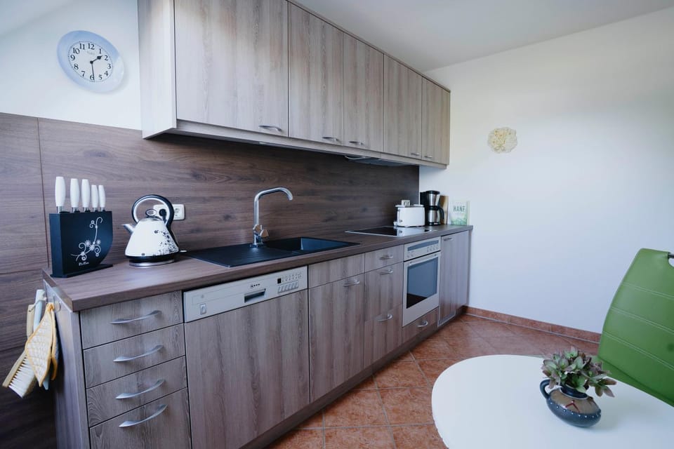Coffee/tea facilities, Kitchen or kitchenette, dishwasher, toaster