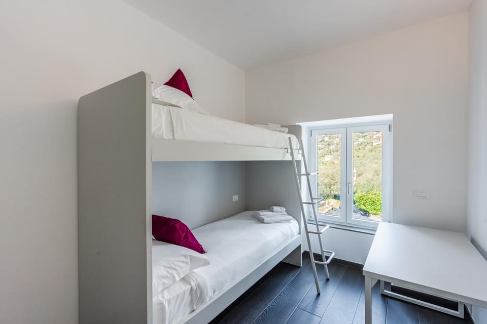 Photo of the whole room, Bedroom, bunk bed, towels