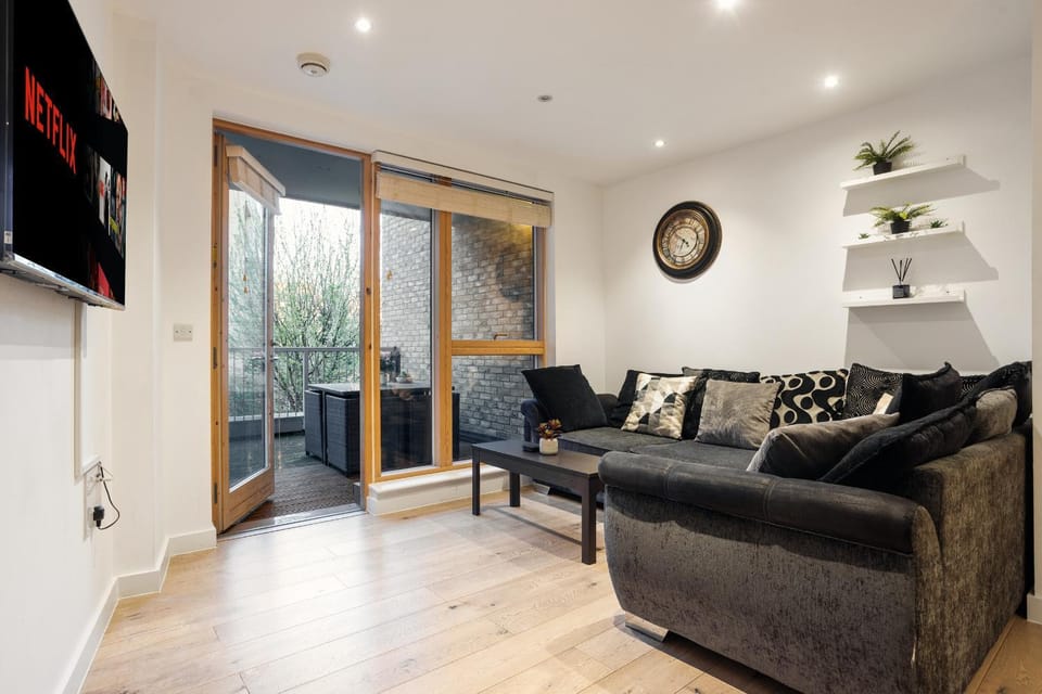 Communal lounge/ TV room, TV and multimedia, Living room, Seating area, Evening entertainment
