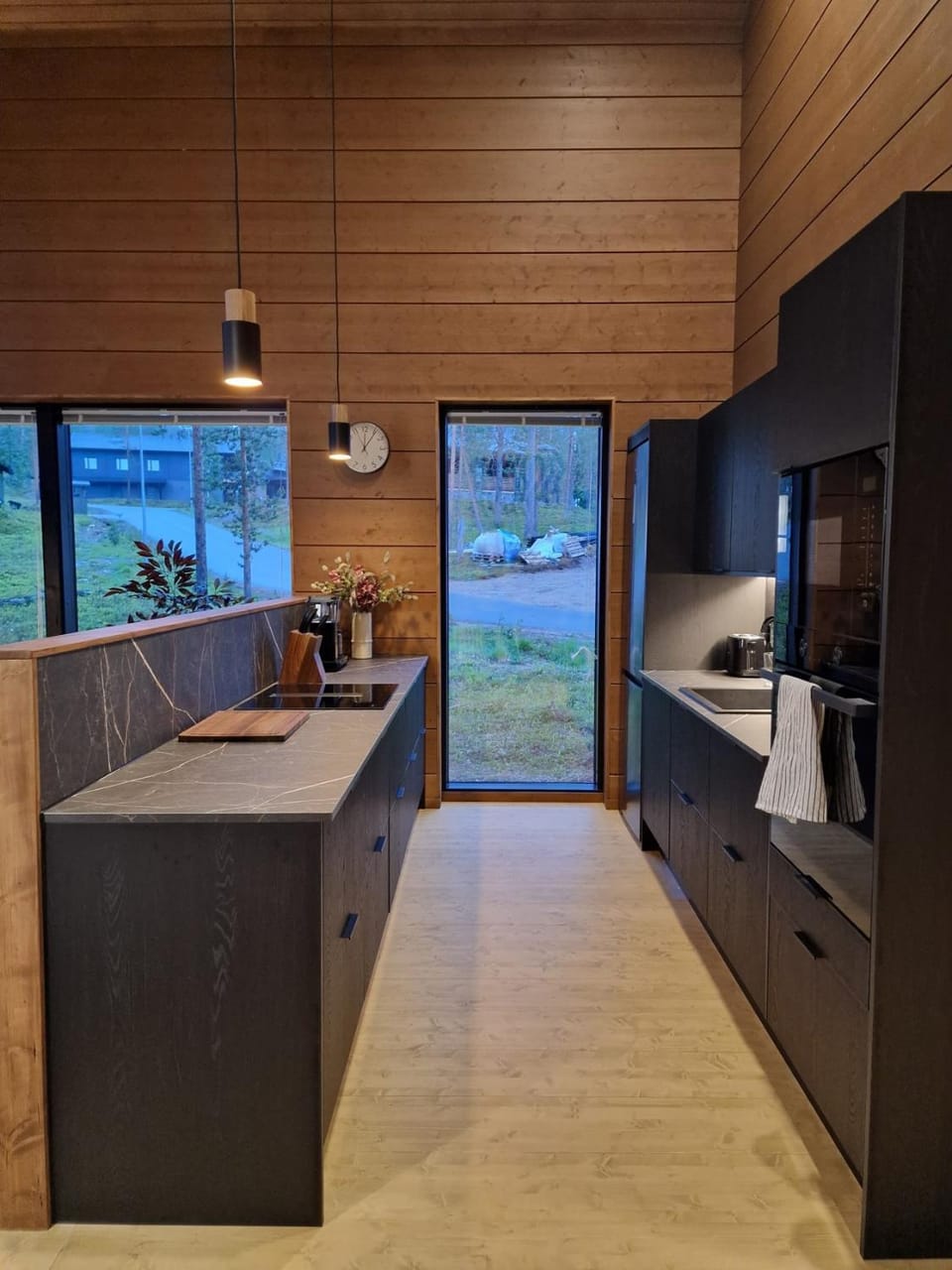 Coffee/tea facilities, Kitchen or kitchenette, oven, stove