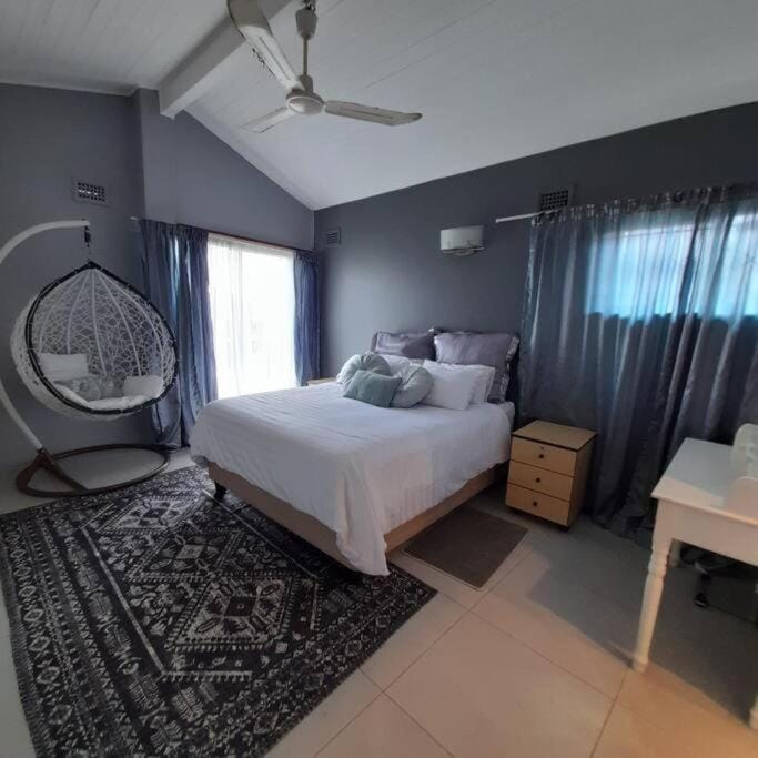 Bed, Photo of the whole room, Bedroom, air conditioner