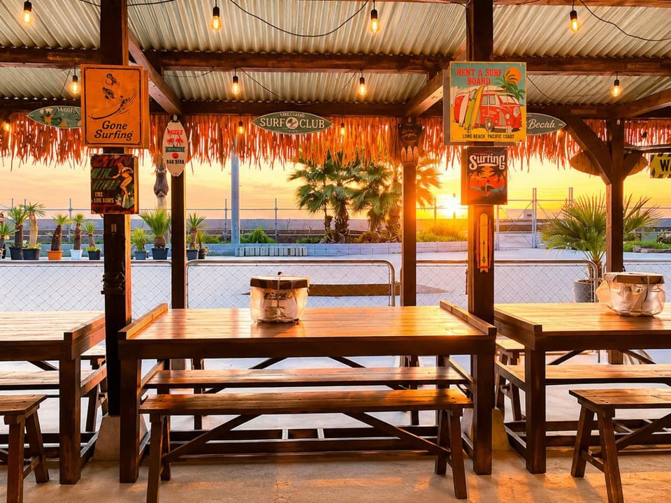 Property building, Natural landscape, Dining area