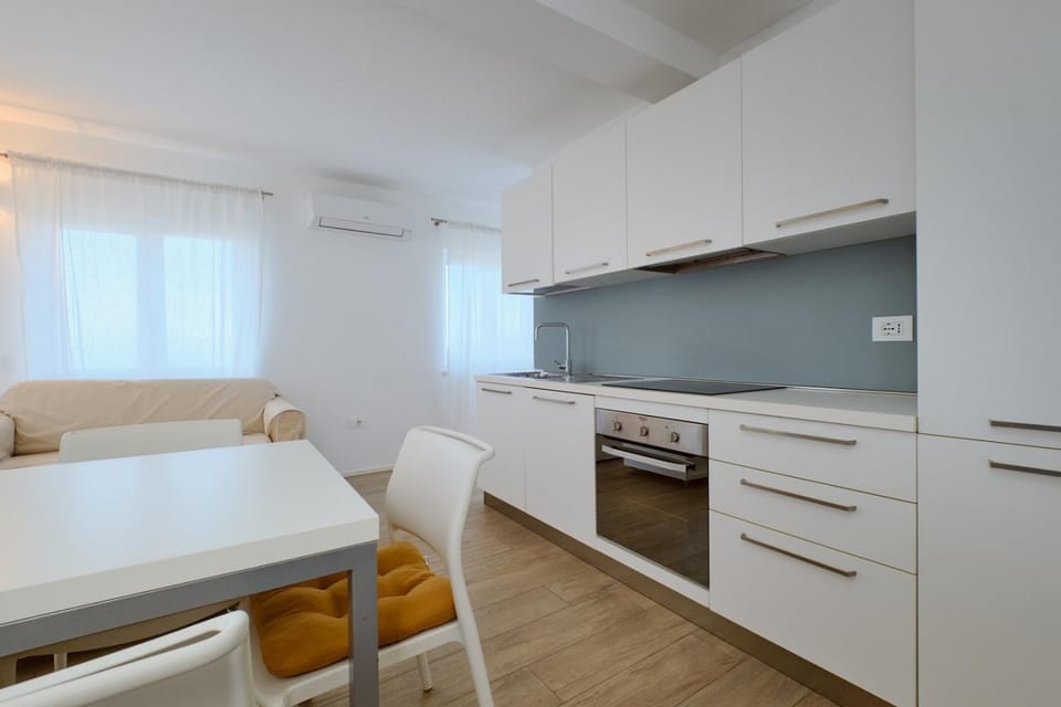 Kitchen or kitchenette, Dining area, oven