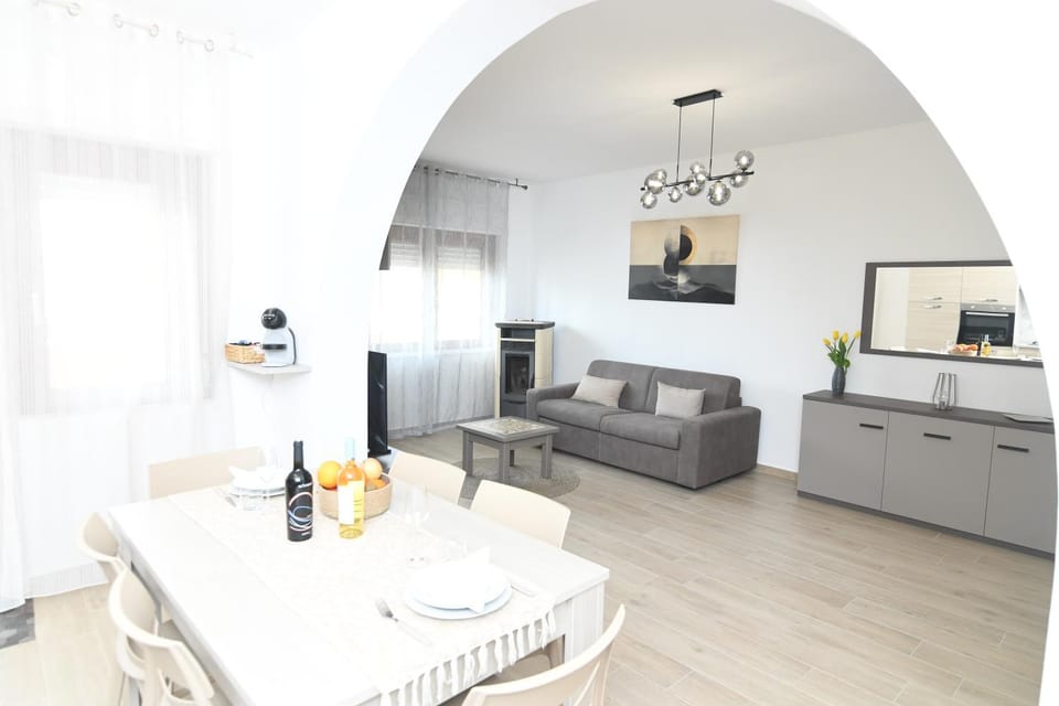Kitchen or kitchenette, Living room, Seating area, Dining area