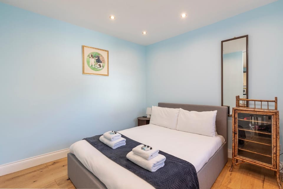 Charming Garden Cottage in Rottingdean Village House in Brighton