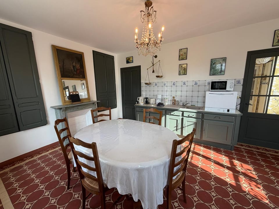 Le Palmier maison spacieuse, lumineuse, bien équipée, 3 belles chambres, 2 salles d'eau, 2 WC, grand jardin arboré clos, belle terrasse, parking privatif 7 kms Bayeux proche plages du débarquement House in Normandy