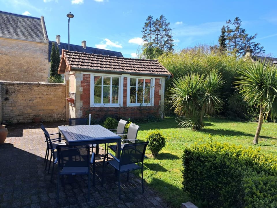 Le Palmier maison spacieuse, lumineuse, bien équipée, 3 belles chambres, 2 salles d'eau, 2 WC, grand jardin arboré clos, belle terrasse, parking privatif 7 kms Bayeux proche plages du débarquement House in Normandy