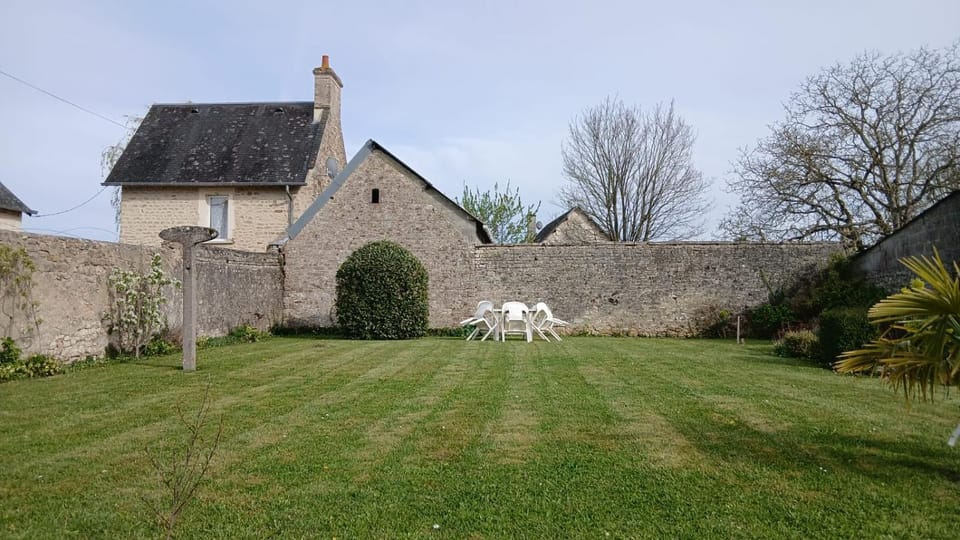 Le Palmier maison spacieuse, lumineuse, bien équipée, 3 belles chambres, 2 salles d'eau, 2 WC, grand jardin arboré clos, belle terrasse, parking privatif 7 kms Bayeux proche plages du débarquement House in Normandy