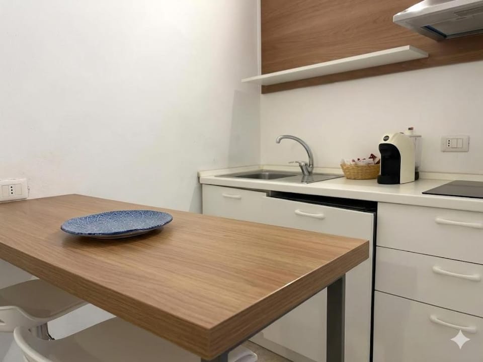 Kitchen or kitchenette, Dining area, stove