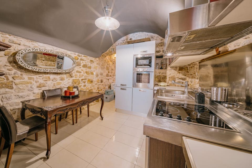 Kitchen or kitchenette, Dining area, oven, stove