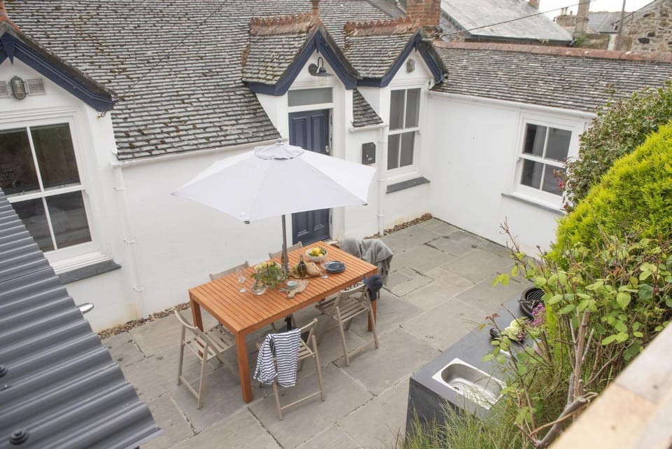 Property building, Patio, Day, Balcony/Terrace, Dining area