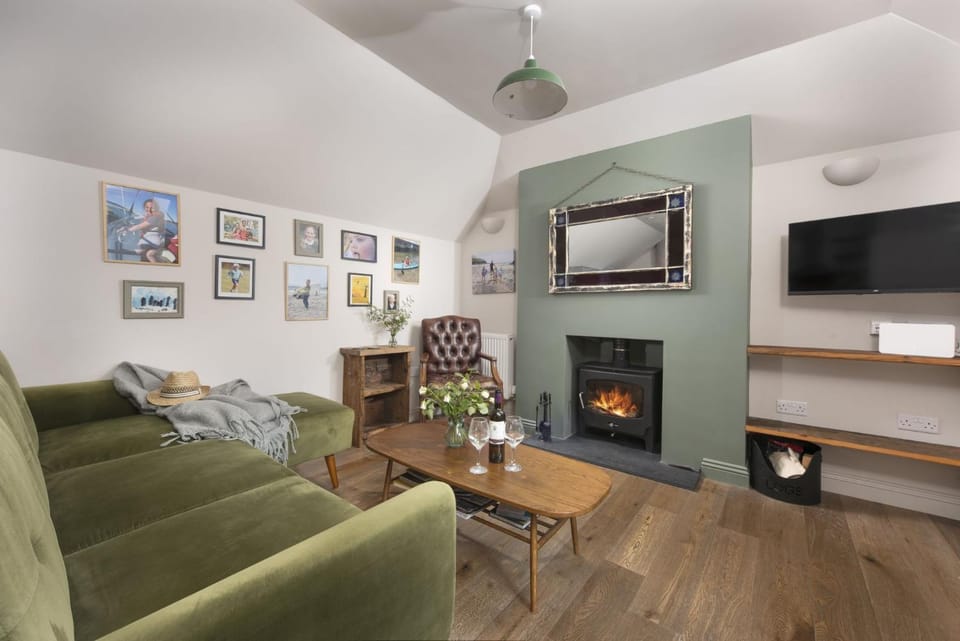TV and multimedia, Seating area, fireplace, flat iron