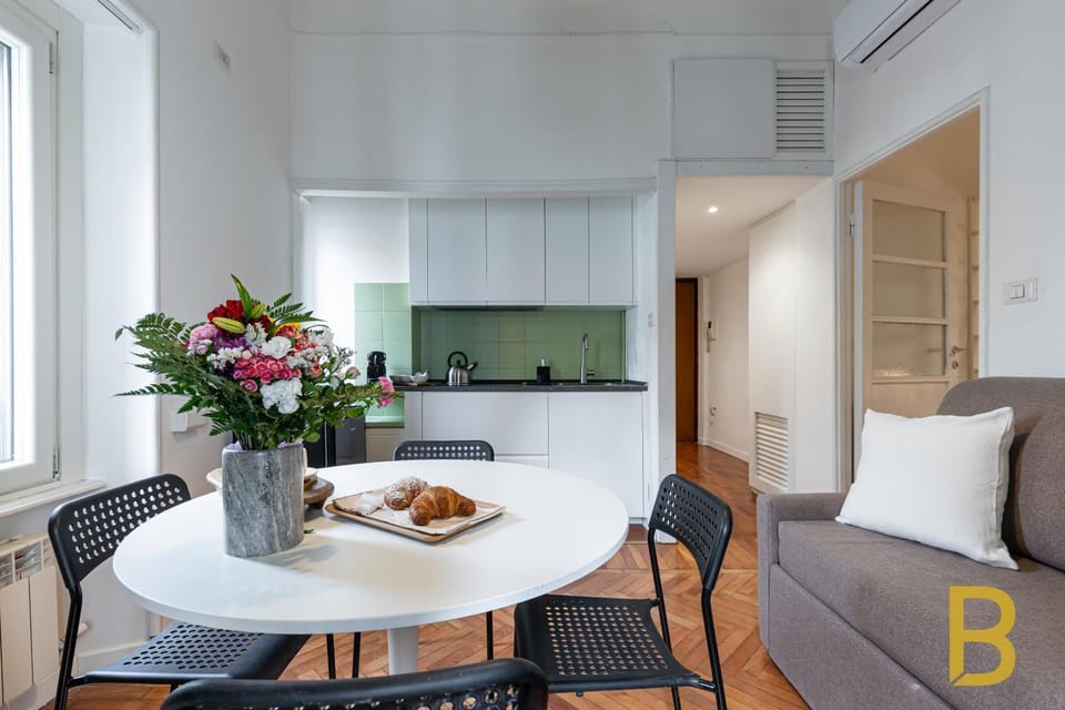 Coffee/tea facilities, Living room, Seating area, Dining area, heating, stove, kitchen, air conditioner